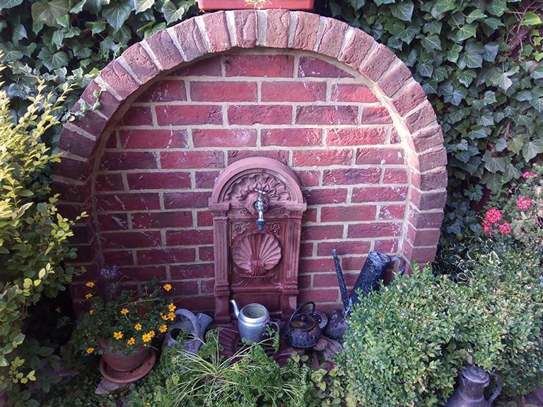 Murek z cegieł w ogrodzie